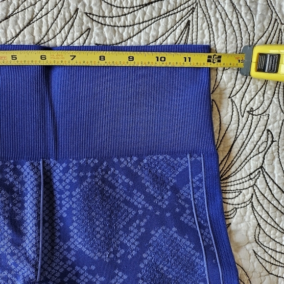 EUC Lululemon Ebb To Street Snake Print Leggings Sapphire Blue Size 4 - Picture 13 of 16